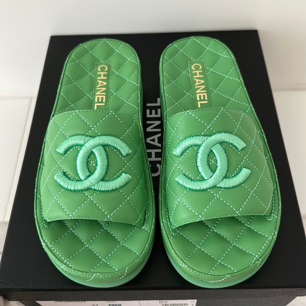 CHANEL Interlocking CC Logo Slides 37